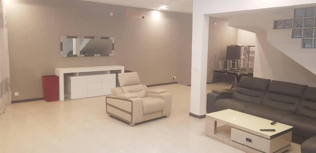 Saly - Villa Kage 6 Chambres -Clim-Wifi-Eau Chaude-Billard-Babyfoot-Ping Pong-Canal - Electricite Non Comprise Dış mekan fotoğraf