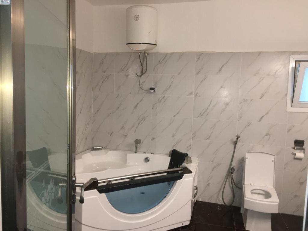 Saly - Villa Kage 6 Chambres -Clim-Wifi-Eau Chaude-Billard-Babyfoot-Ping Pong-Canal - Electricite Non Comprise Dış mekan fotoğraf