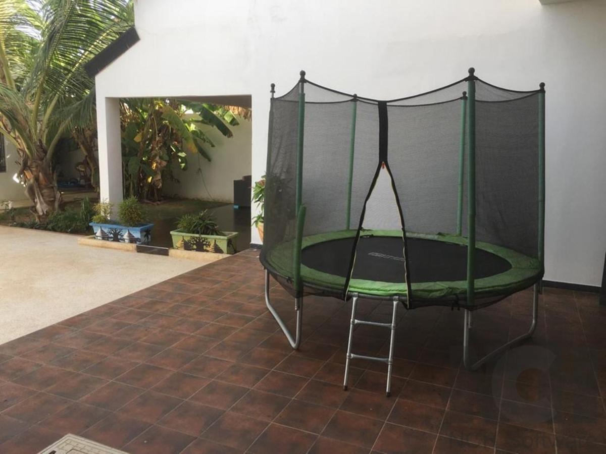 Saly - Villa Kage 6 Chambres -Clim-Wifi-Eau Chaude-Billard-Babyfoot-Ping Pong-Canal - Electricite Non Comprise Dış mekan fotoğraf
